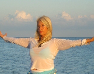 Amber-On-The-Beach_01-Featured